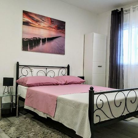 Studio Apartman Violeta II - 50M From The Beach Trogir Exteriér fotografie